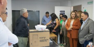 Acompañando a la familia legislativa el gobernador recorrió el renovado anexo de la Legislatura en la calle Urquiza