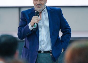El gobernador Ricardo Quintela ratificó la defensa irrestricta de las y los adultos mayores en la inauguración del Ciclo Lectivo de la UPAM