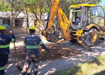 La empresa Aguas Riojanas realiza una importante obra de renovación total de la red de agua en el barrio 20 de Mayo