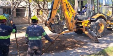 La empresa Aguas Riojanas realiza una importante obra de renovación total de la red de agua en el barrio 20 de Mayo