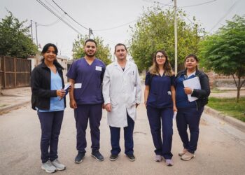 Agentes sanitarios realizan búsqueda activa de casos de dengue en la ciudad