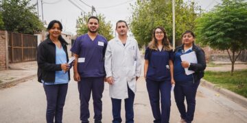 Agentes sanitarios realizan búsqueda activa de casos de dengue en la ciudad