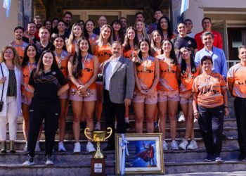 Tras ganar el campeonato, Las Naranjitas fueron recibidas por el gobernador Quintela