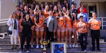 Tras ganar el campeonato, Las Naranjitas fueron recibidas por el gobernador Quintela