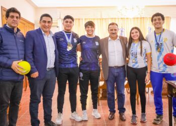 El gobernador mostró su apoyo a deportistas riojanos que participarán en el Mundial de dodgeball