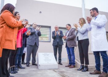 El gobernador Ricardo Quintela participó del acto por el centenario del Hospital Enrique Vera Barros