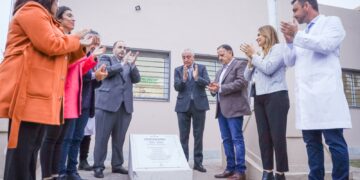 El gobernador Ricardo Quintela participó del acto por el centenario del Hospital Enrique Vera Barros