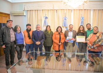 Autoridades municipales presentaron la bandera del Departamento Capital al gobernador Ricardo Quintela