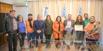 Autoridades municipales presentaron la bandera del Departamento Capital al gobernador Ricardo Quintela
