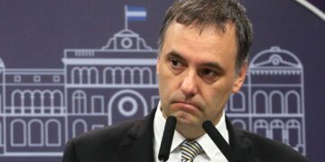 El Gobierno informó que en junio habrá más despidos en el Estado