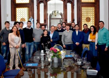 Con una mirada desarrollista y productivista jóvenes profesionales plantearon al gobernador Quintela su visión de país