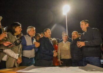 El Gobernador Ricardo Quintela y el Intendente Armando Molina inauguraron obra de iluminación con lámparas Led sobre la Ruta 5