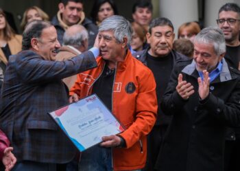 El gobernador y el intendente reconocieron la labor deempleadas y empleados municipales que se jubilan