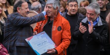 El gobernador y el intendente reconocieron la labor deempleadas y empleados municipales que se jubilan