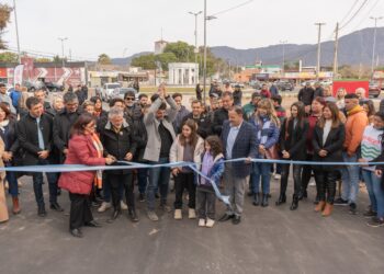 El gobernador junto al intendente habilitaron la obra de puesta en valor de la Llama Votiva