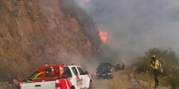 Continúa la ardua tarea del COE para sofocar incendio forestal en el departamento Capital