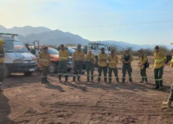 Se sigue trabajando constantemente para detener el incendio en el cerro del Velasco