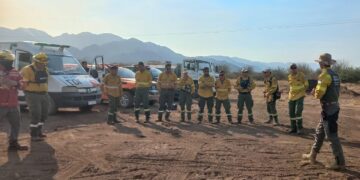 Se sigue trabajando constantemente para detener el incendio en el cerro del Velasco