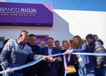 El gobernador Ricardo Quintela inauguró cajero automático en Pinchas