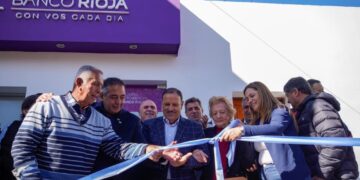 El gobernador Ricardo Quintela inauguró cajero automático en Pinchas