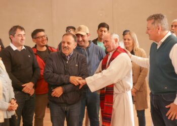 El gobernador acompañó a la comunidad riojana que recordó al Obispo y mártir Monseñor Angeleli