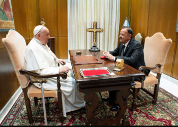 El gobernador Ricardo Quintela fue recibido por el Papa Francisco
