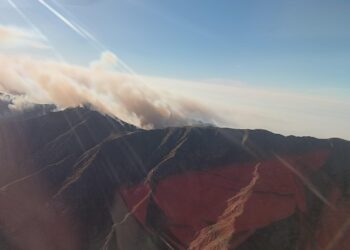 Intensos trabajos para extinguir el incendio en el Cordón del Velasco que sigue activo en el sector suroeste