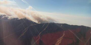 Intensos trabajos para extinguir el incendio en el Cordón del Velasco que sigue activo en el sector suroeste