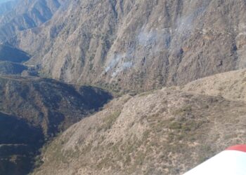 Siguen las tareas para extinguir el incendio en el cerro del Velasco