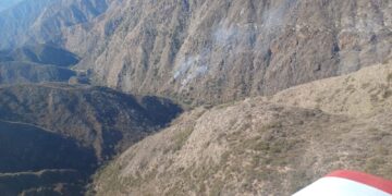 Siguen las tareas para extinguir el incendio en el cerro del Velasco