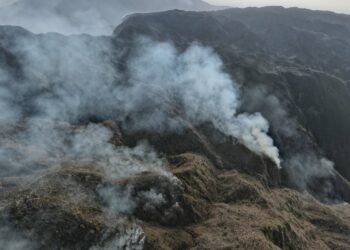 Continúan las labores en el Cerro de la Cruz para sofocar el incendio