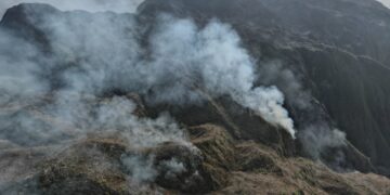 Continúan las labores en el Cerro de la Cruz para sofocar el incendio