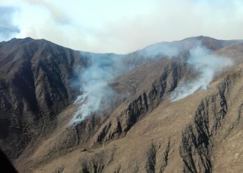 Continúa el combate contra el incendio en el cordón del Velasco