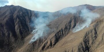 Continúa el combate contra el incendio en el cordón del Velasco