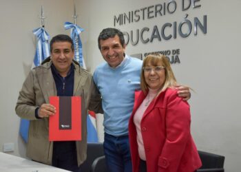 Educación firmó convenio con dos municipios para permitir la terminalidad secundaria de jóvenes y adultos