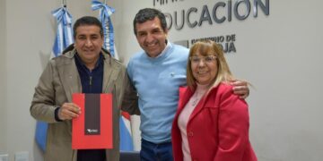 Educación firmó convenio con dos municipios para permitir la terminalidad secundaria de jóvenes y adultos