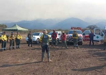 Sigue la incansable tarea para detener el incendio en el cordón del Velasco