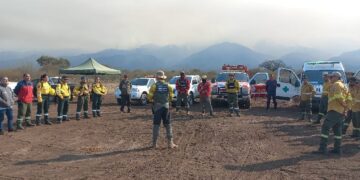 Sigue la incansable tarea para detener el incendio en el cordón del Velasco