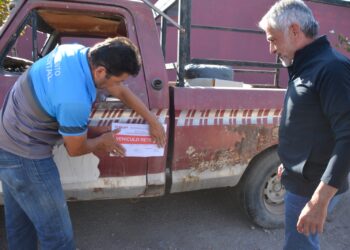 ZONA NORTE: EL MUNICIPIO REMOVIÓ OTRO VEHÍCULO ABANDONADO EN LA VÍA PÚBLICA