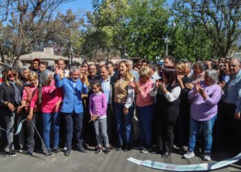 El gobernador Ricardo Quintela encabezó la inauguración del asfaltado e iluminación de la avenida Paso de los Patos