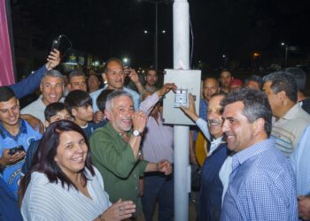 El gobernador Ricardo Quintela y el intendente Armando Molina inauguraron la iluminación de la Av. Ortiz de Ocampo y zonas cercanas