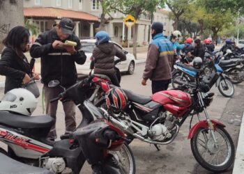 MÁS DE 100 MOTOS RETENIDAS POR RUIDOS MOLESTOS, FALTA DE CASCO Y LUCES REGLAMENTARIAS