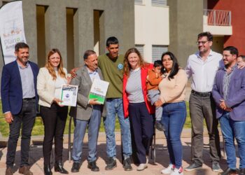 El gobernador Quintela entregó 40 viviendas en altura del Plan Angelelli en el barrio Francisco II