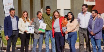 El gobernador Quintela entregó 40 viviendas en altura del Plan Angelelli en el barrio Francisco II