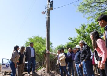 El gobernador Quintela inauguró una línea de electrificación en la zona rural de Ángel Vicente Peñaloza