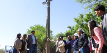 El gobernador Quintela inauguró una línea de electrificación en la zona rural de Ángel Vicente Peñaloza