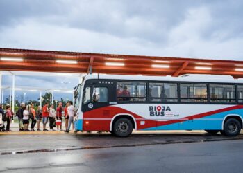 El servicio de transporte público de pasajeros funciona con normalidad ante las lluvias en la ciudad