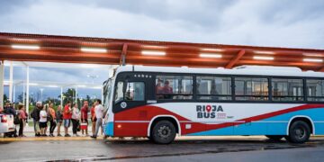 El servicio de transporte público de pasajeros funciona con normalidad ante las lluvias en la ciudad