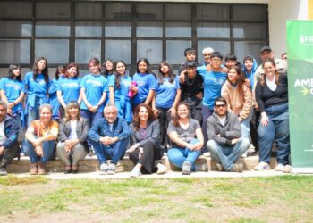 ALUMNOS Y ALUMNAS DEL POLIVALENTE DE ARTE, JUNTO AL INTENDENTE ARMANDO MOLINA, PLANTARON EL ÁRBOL N° 2000