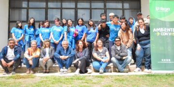 ALUMNOS Y ALUMNAS DEL POLIVALENTE DE ARTE, JUNTO AL INTENDENTE ARMANDO MOLINA, PLANTARON EL ÁRBOL N° 2000